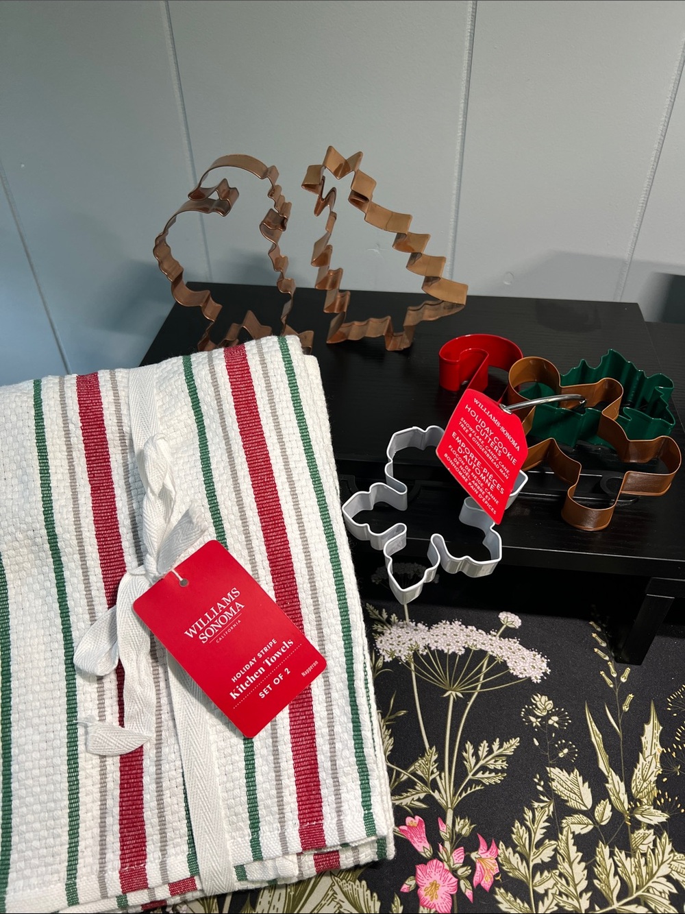 BNWT Williams Sonoma Holiday Stripe Kitchen Towels & Holiday Cook Cutter Set